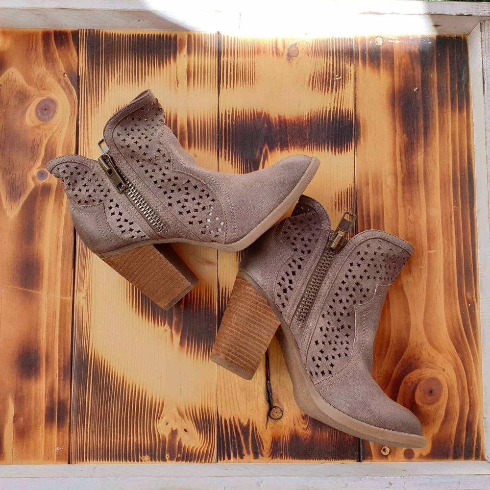 Not Rated Gretchen Taupe #6 + Free Tan #6